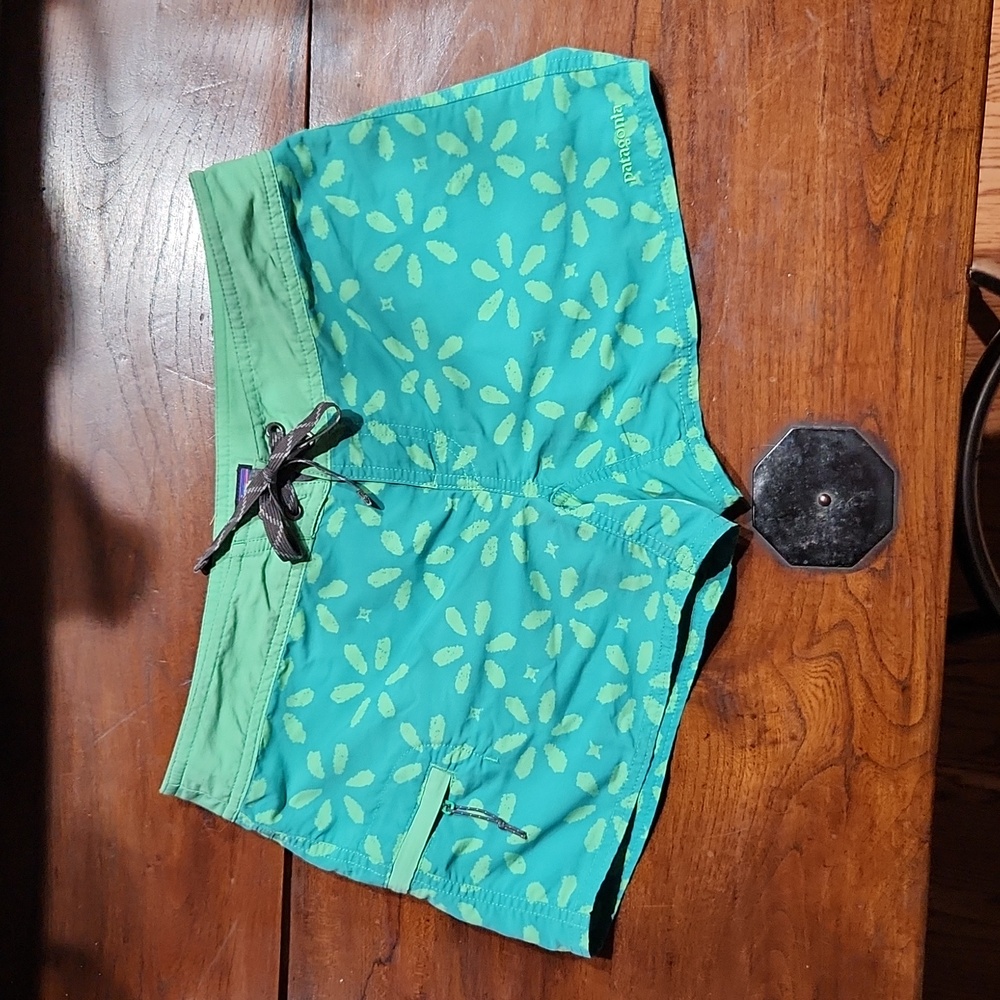 Patagonia Women's green print boardshorts, sz. 4